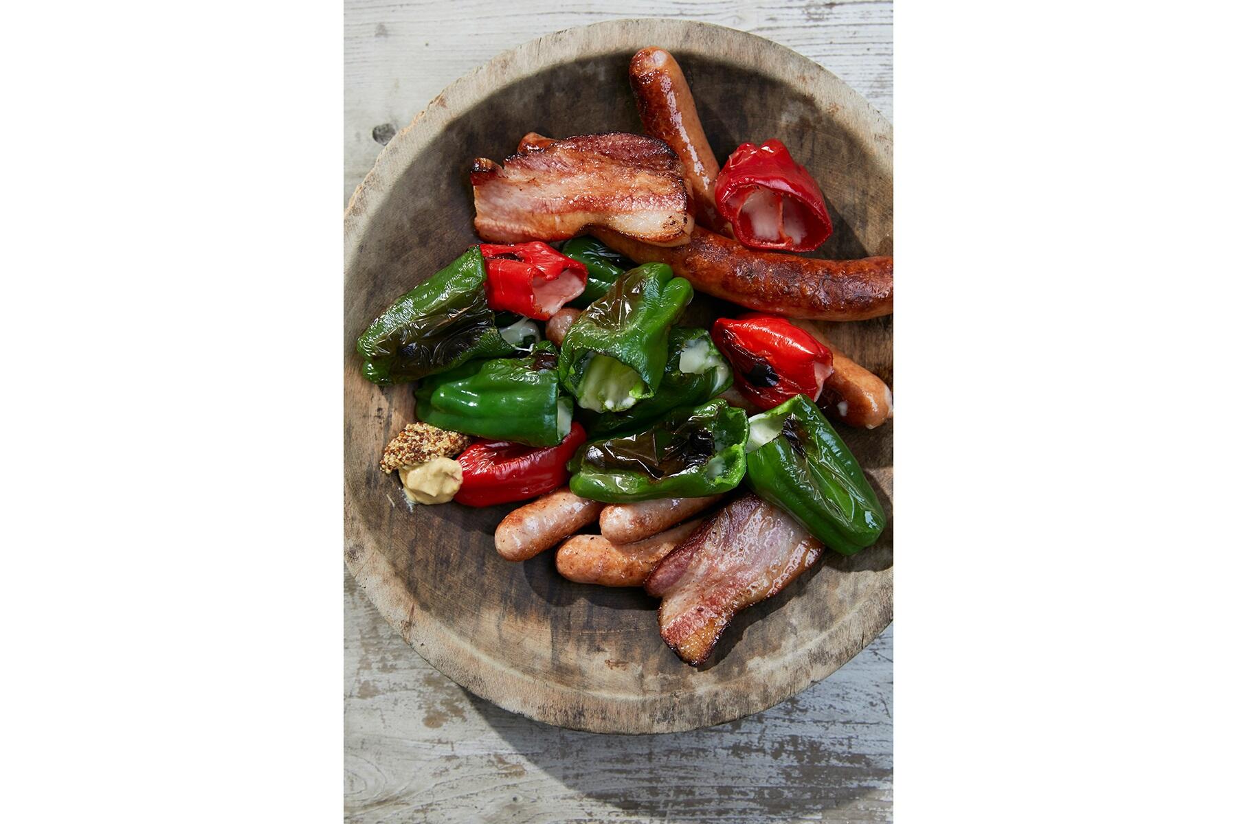 ビールとがぐいぐい進む“丸ごとピーマンのチーズ焼き”