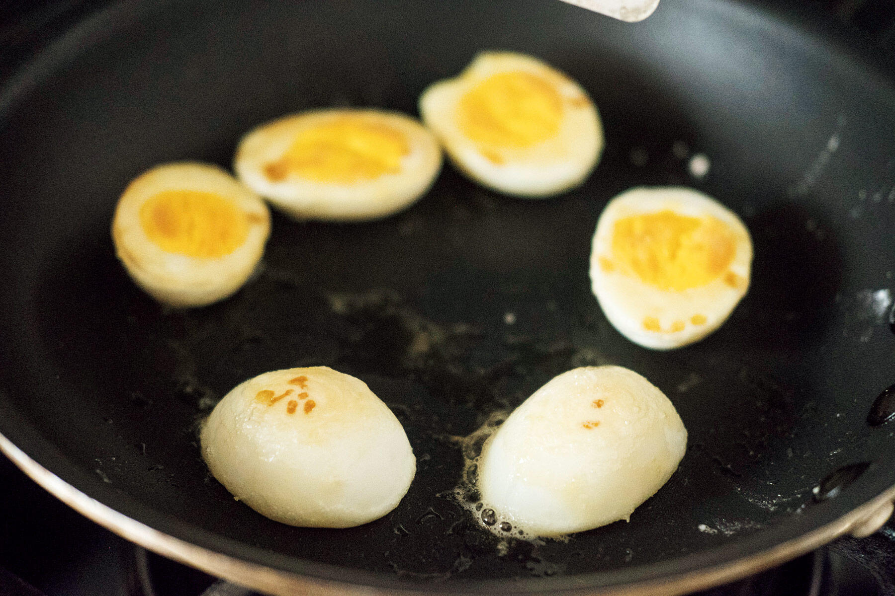 たまごを炒め、ソースをつくる