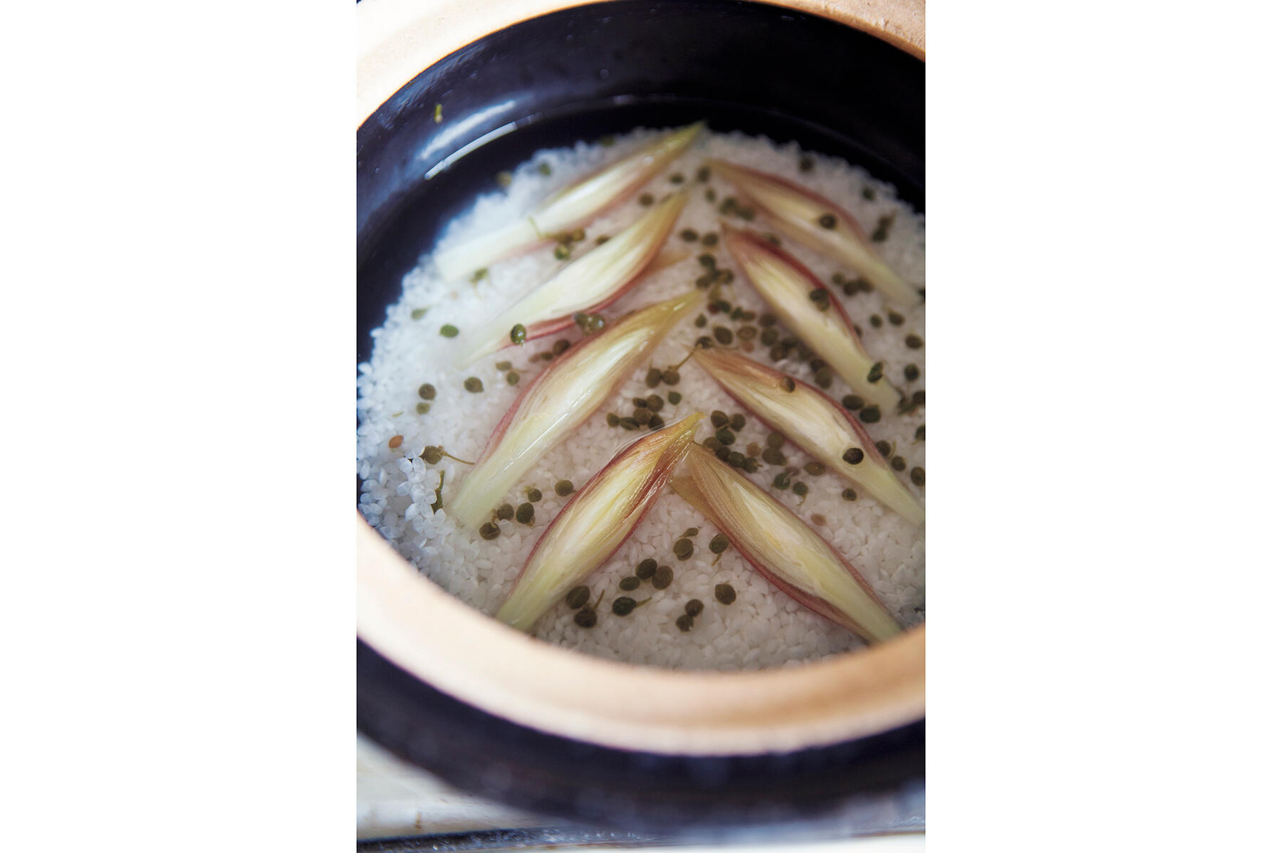鍋に茗荷と実山椒を入れる