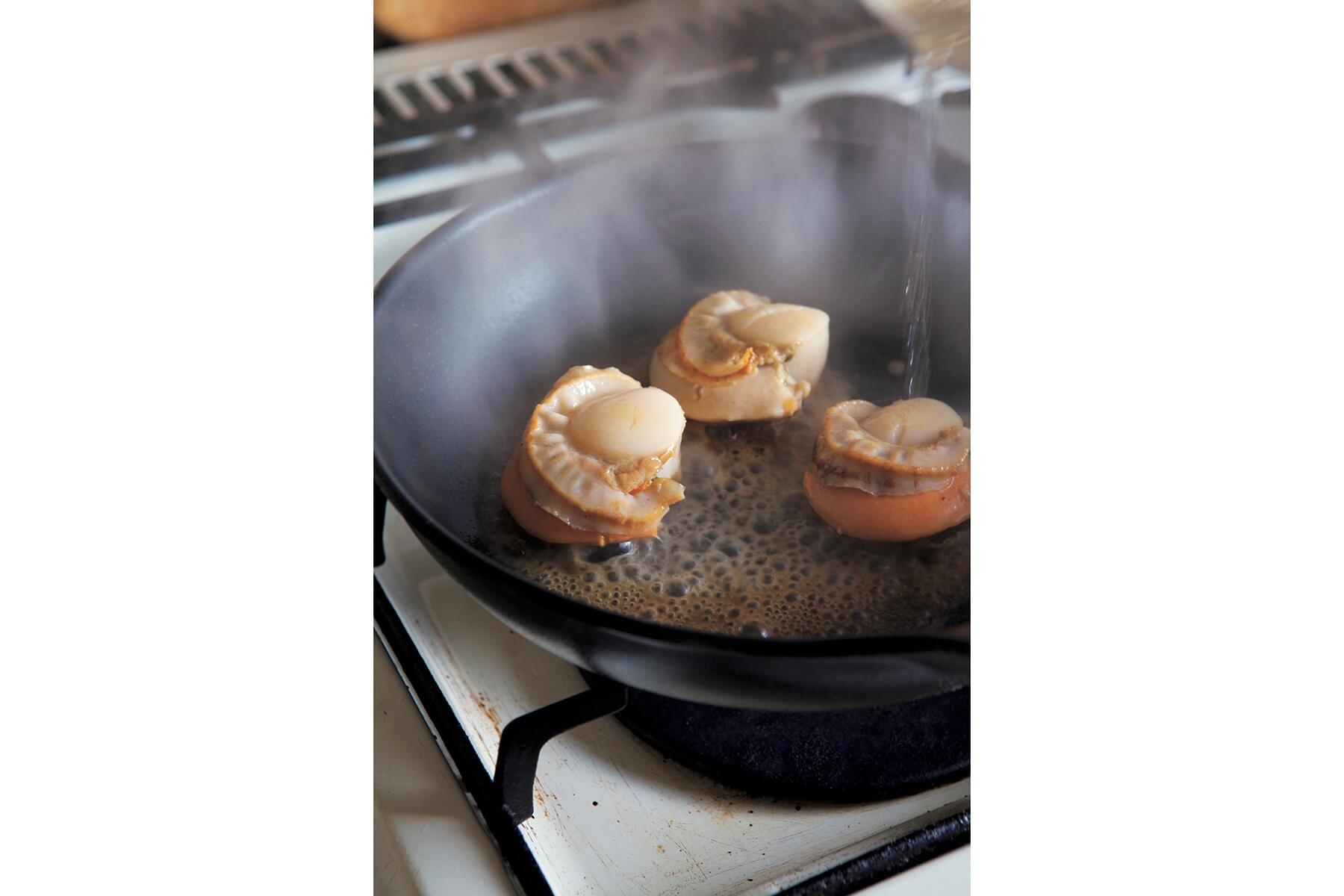 帆立に火を入れる