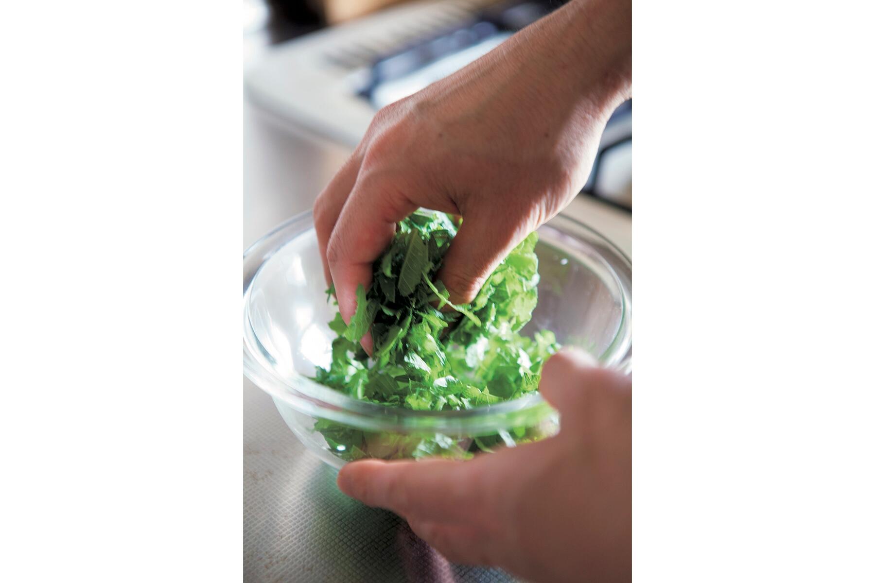 しそを塩でもみ込む