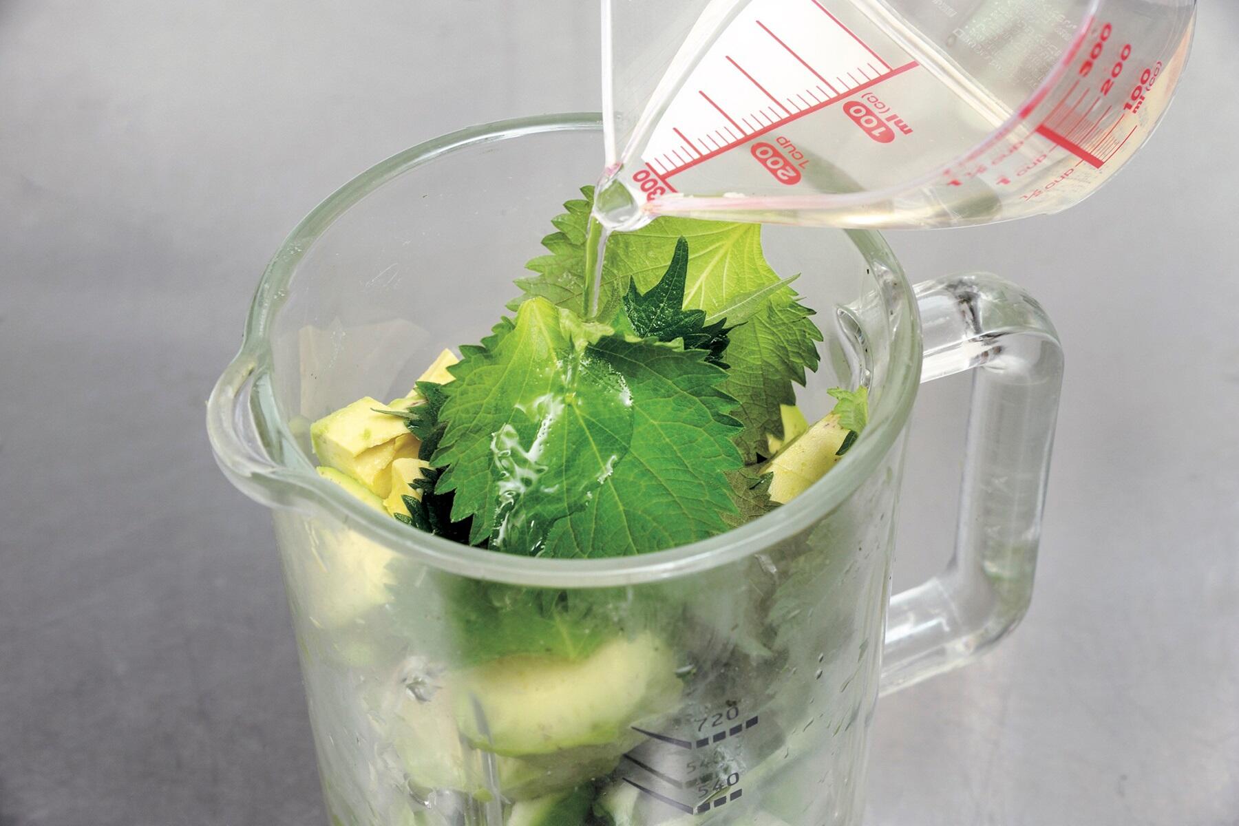 ミキサーに材料を入れる