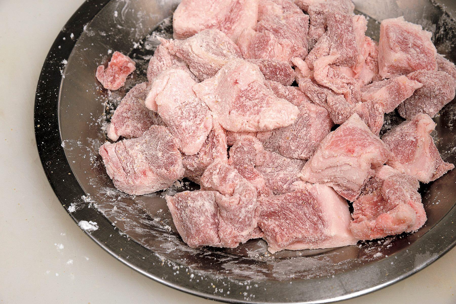 豚肉をカットする