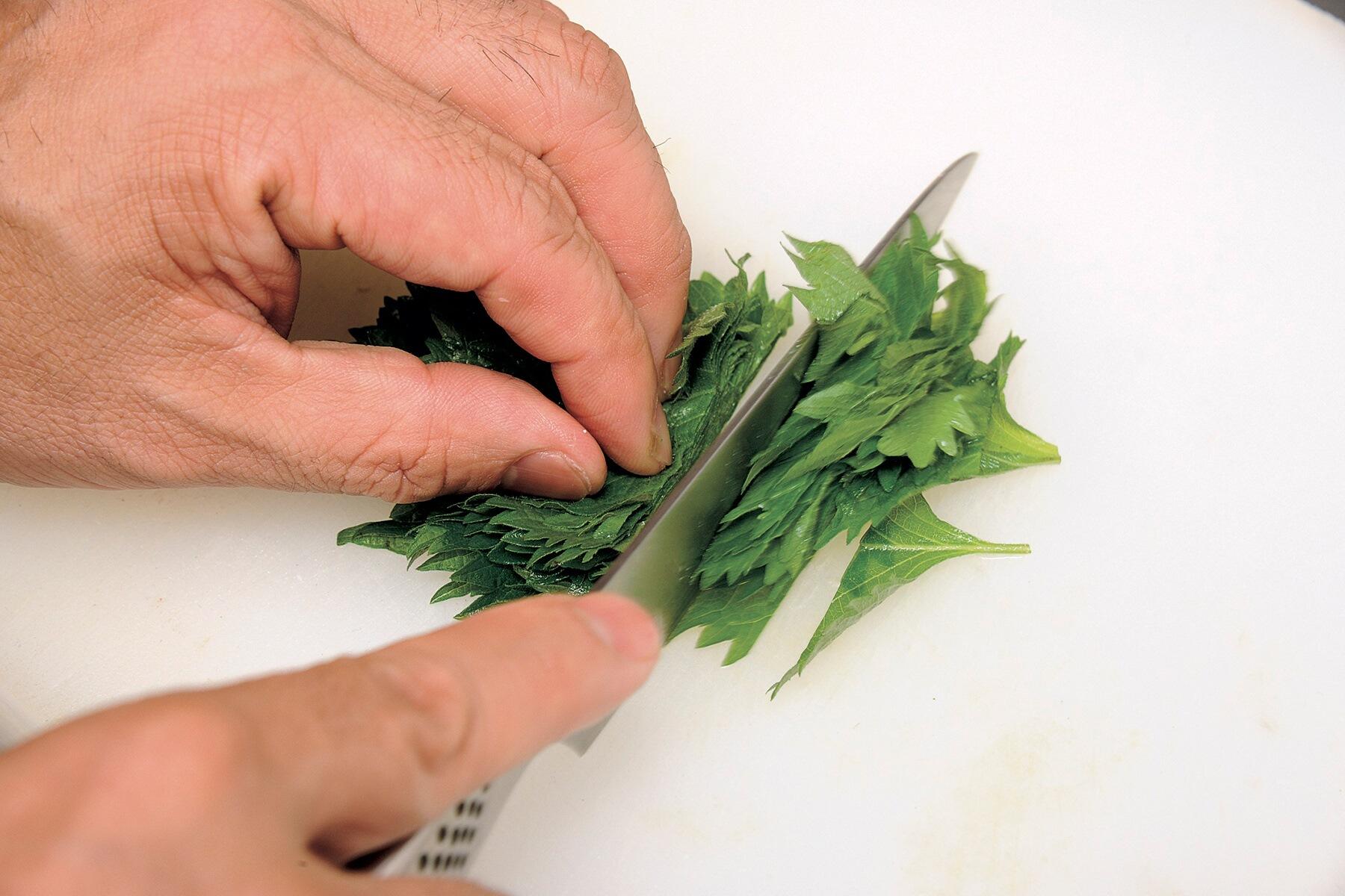 野菜をカットする