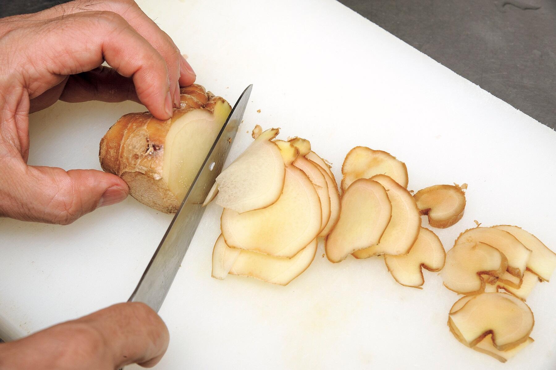 生姜を薄切りにする