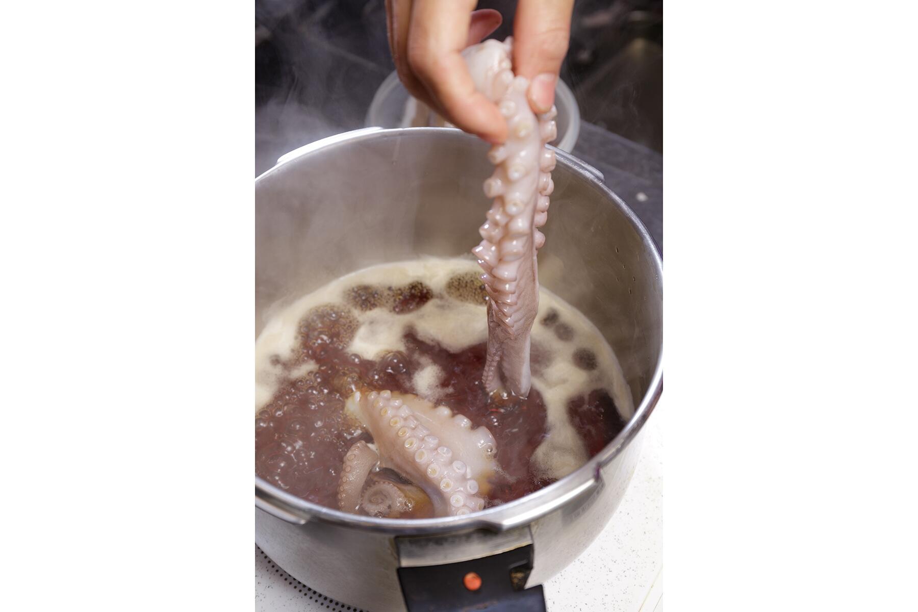 タコを鍋に入れる