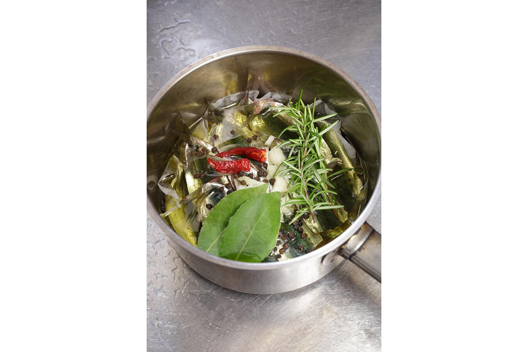 材料を鍋に入れる