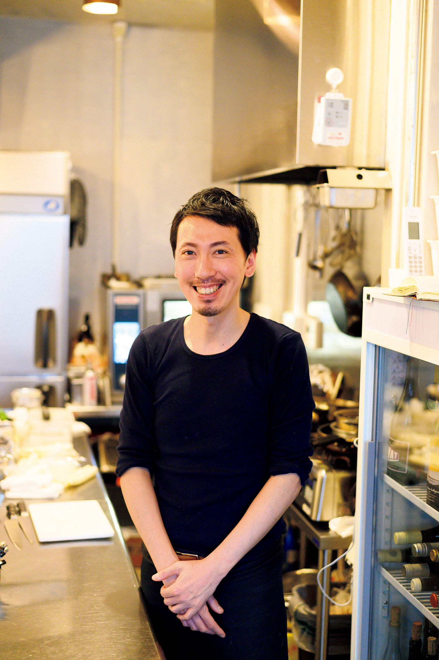 店主の小泉洋さん。飄々として温かい接客に癒される。