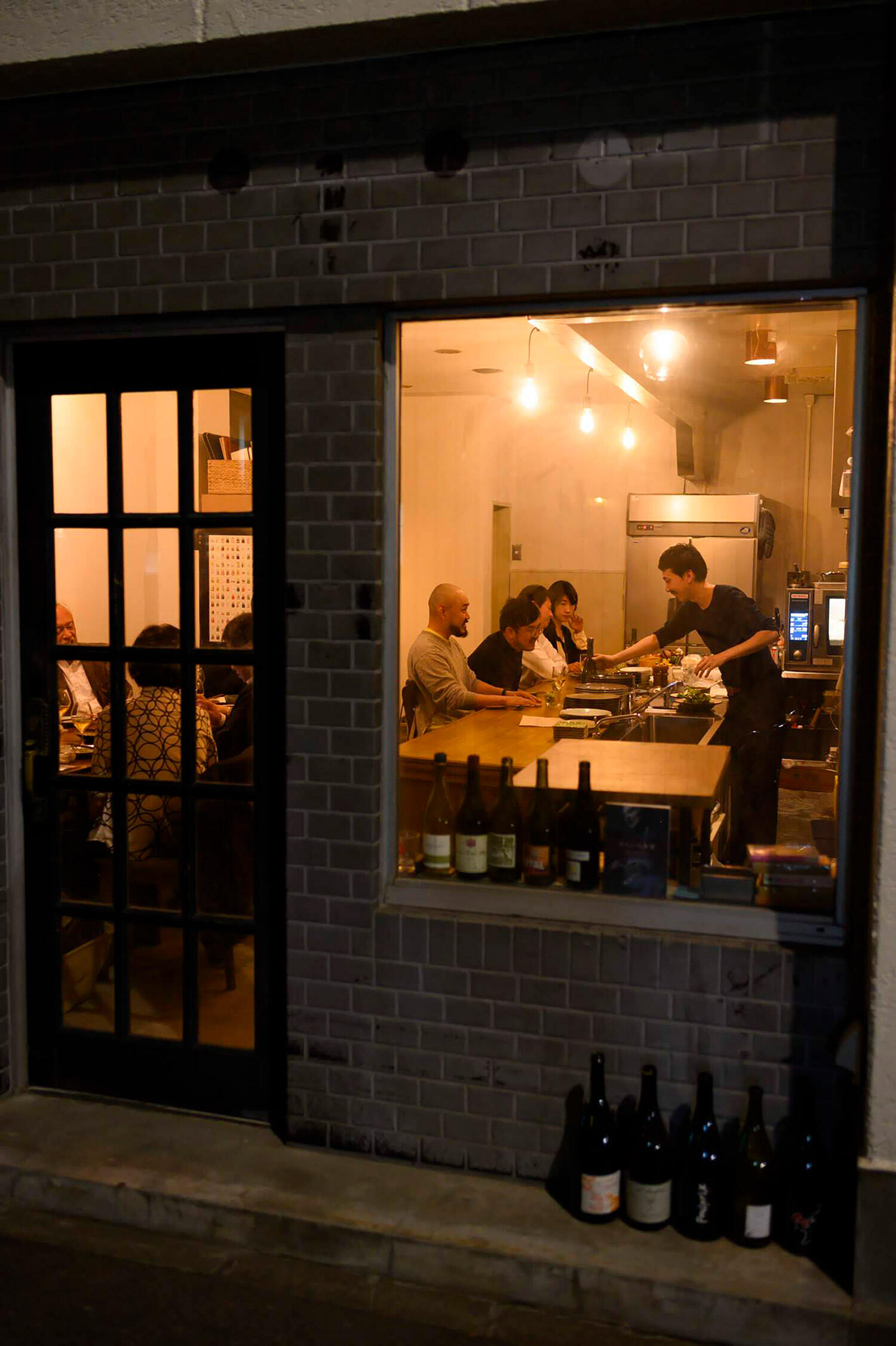 予算7000円～。カード可。13席（カウンター7席）。禁煙。2018年11月1日開店。グラスワイン864円～、ボトルは5400円～。瓶ビール810円～。予約が望ましい。