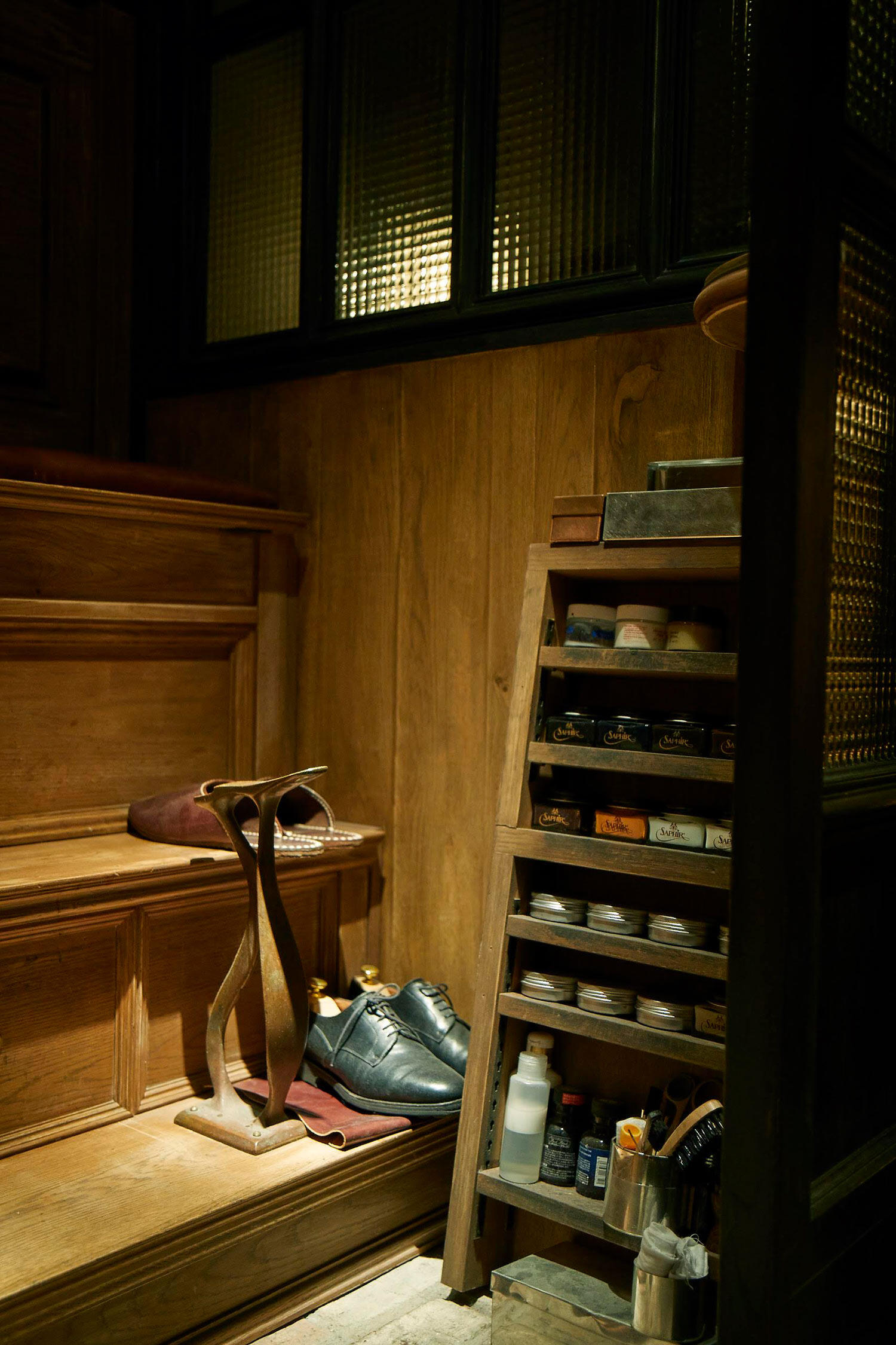 地階には靴磨きコーナーも。