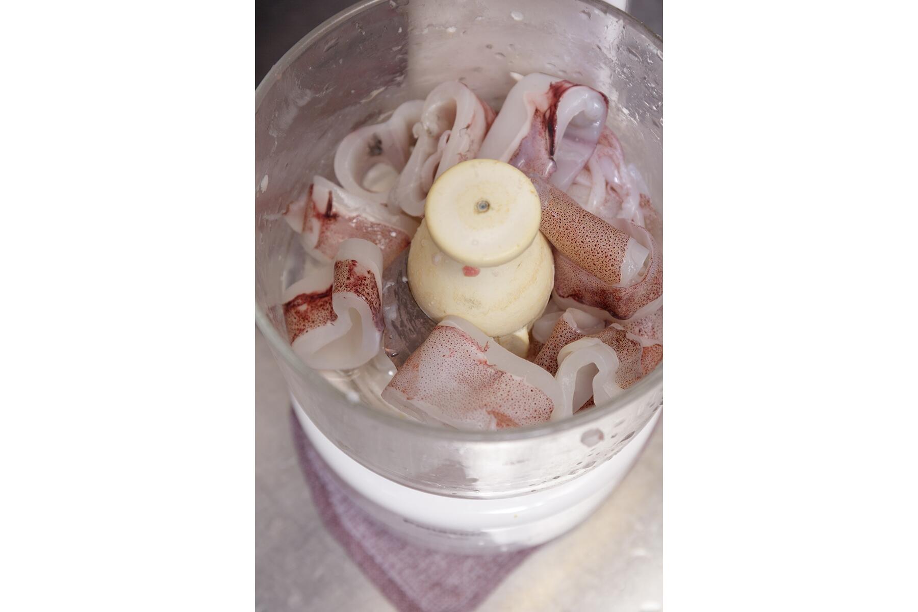 イカを粗挽きにする