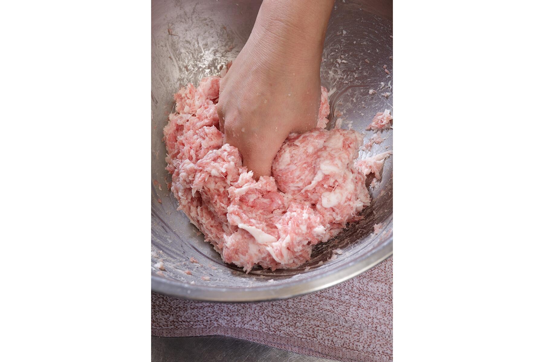 豚肉を練る