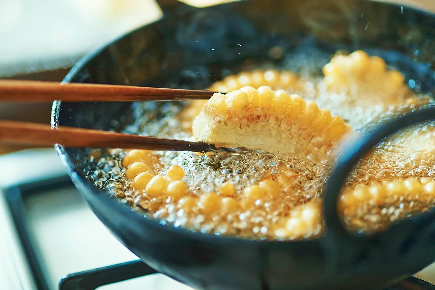 とうもろこしを揚げる