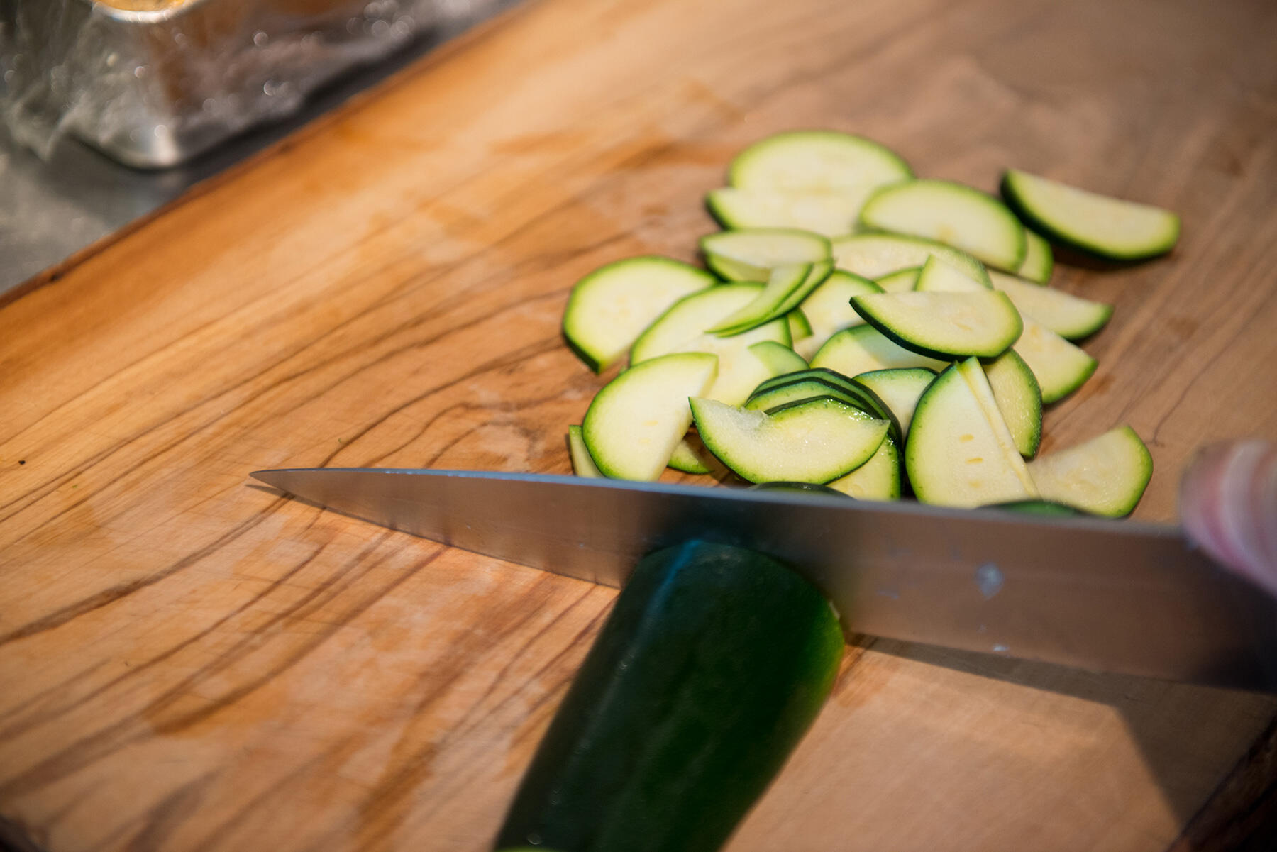 ズッキーニと玉ねぎを切る