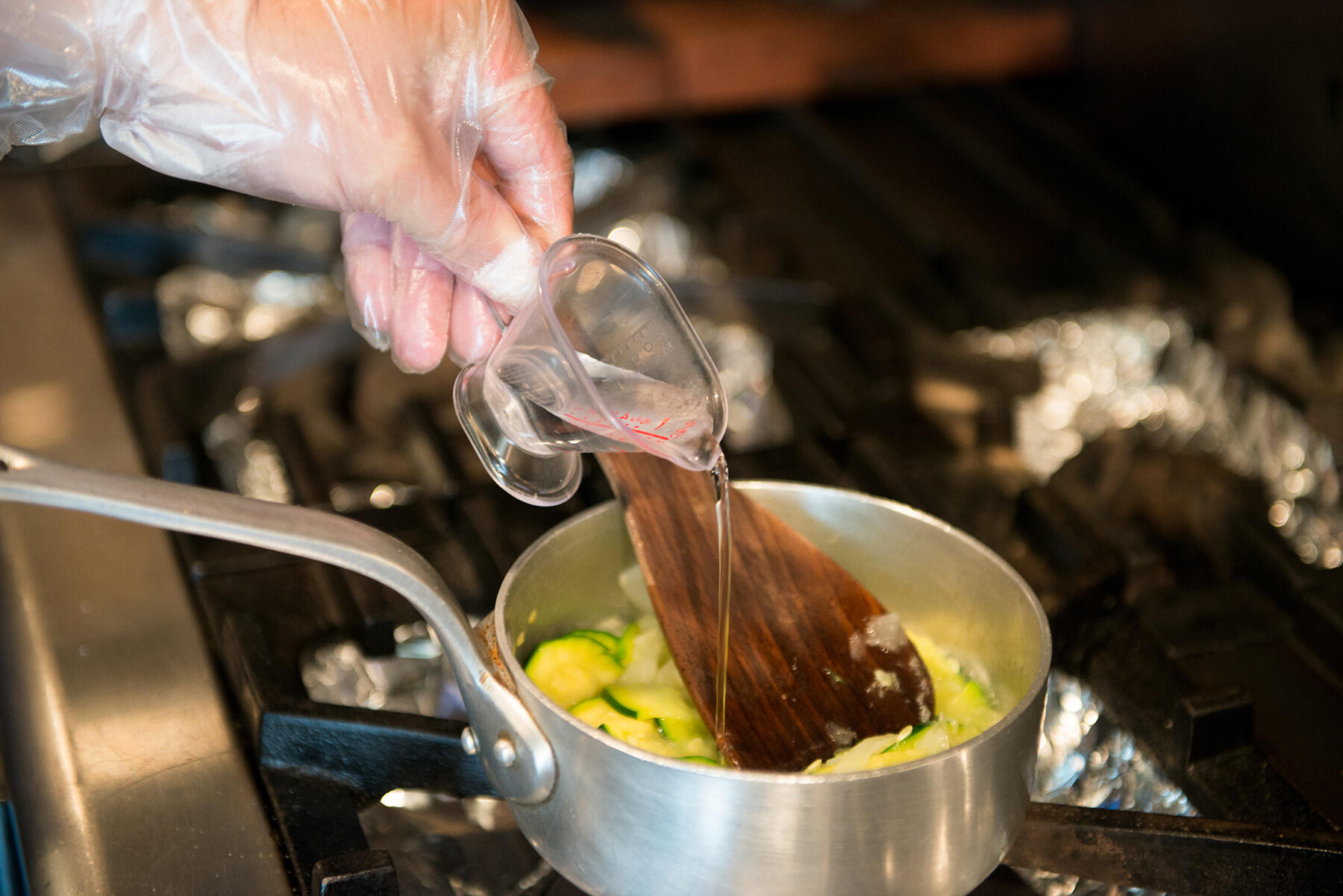 水と塩を加える