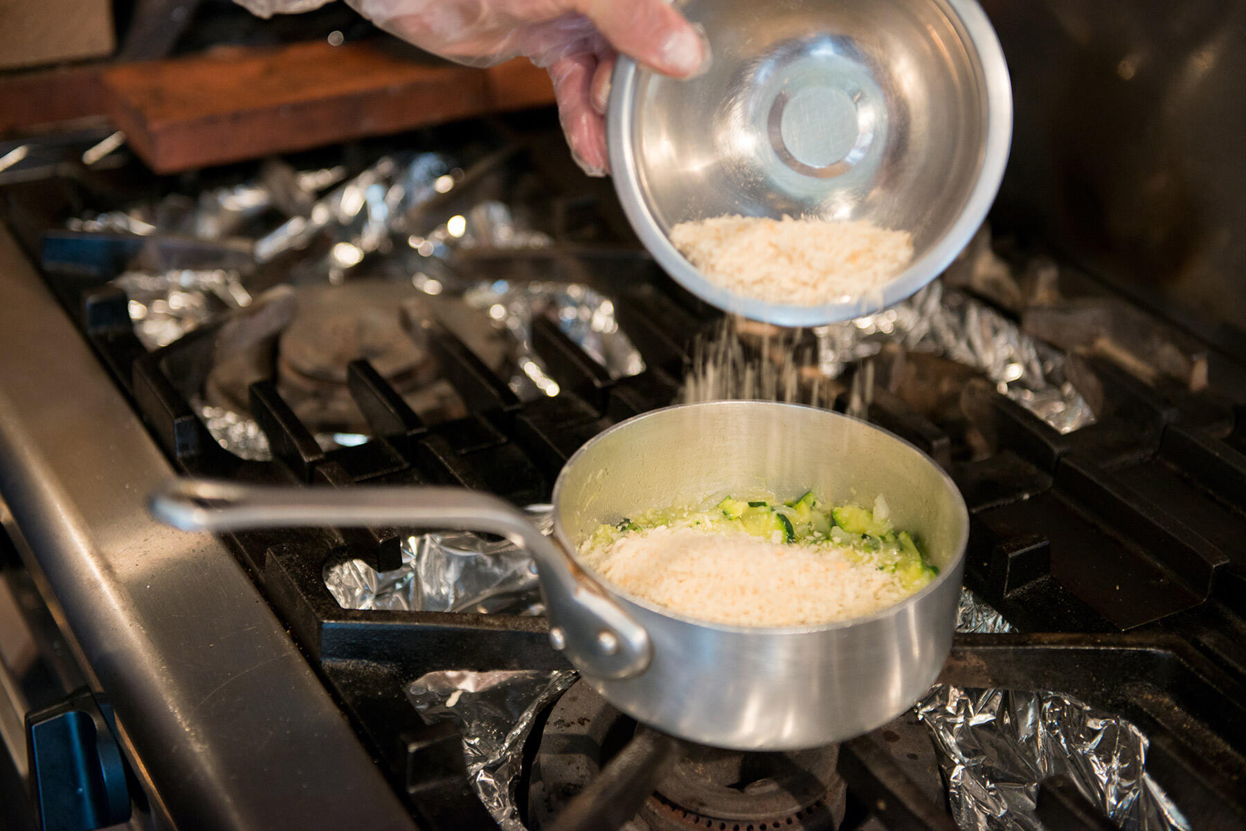 パン粉を加える