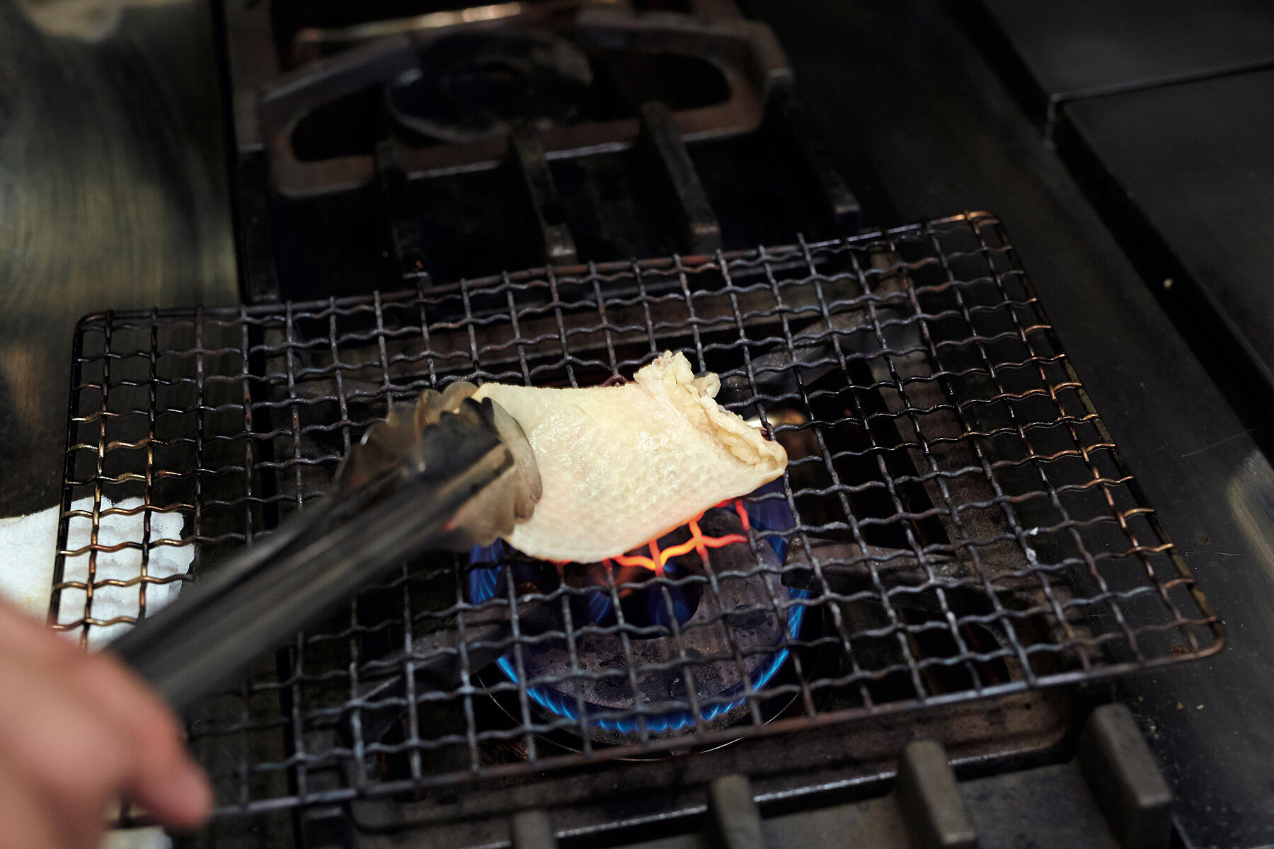 毛を焼き落とす