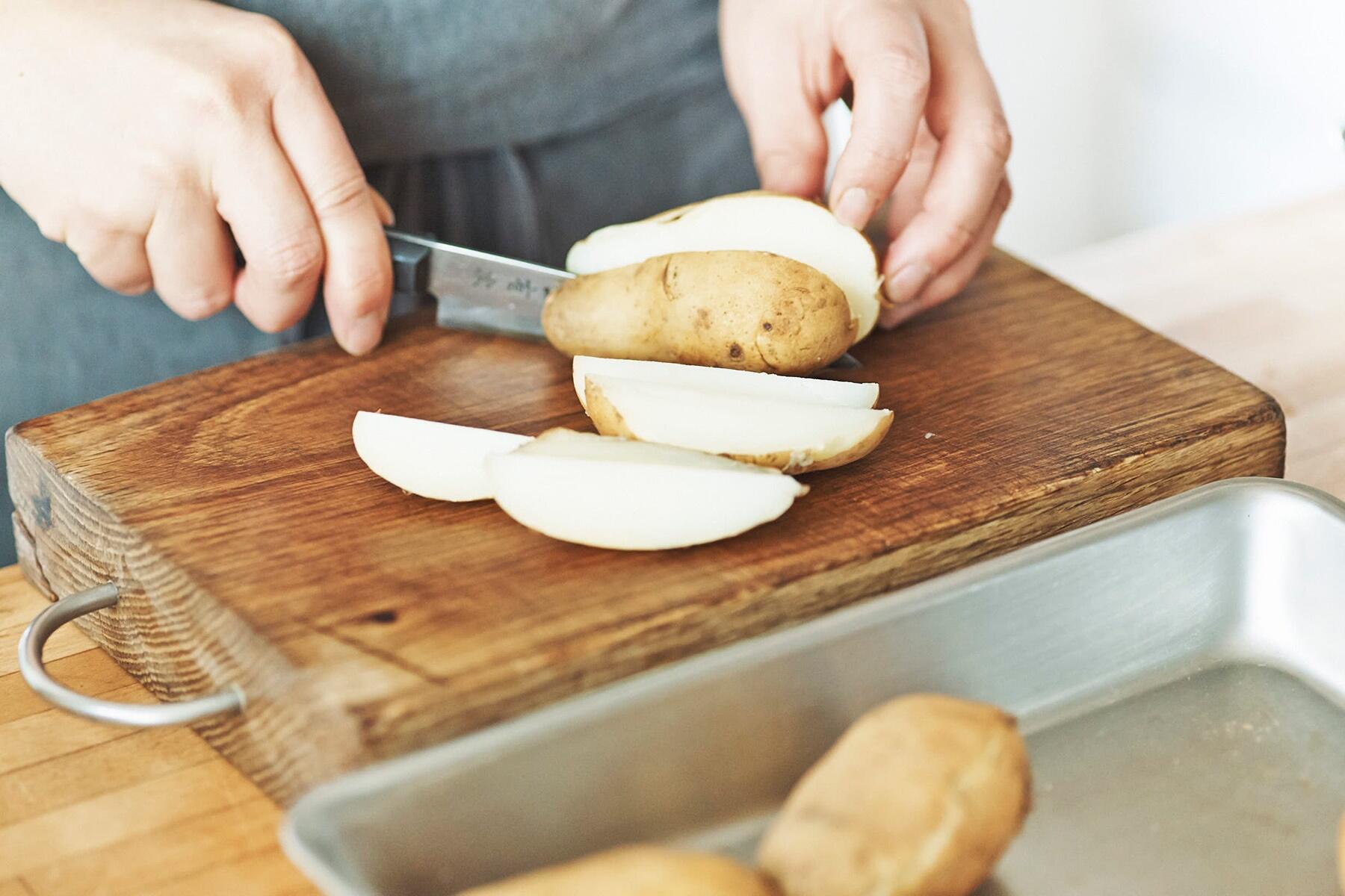 じゃがいもを切る