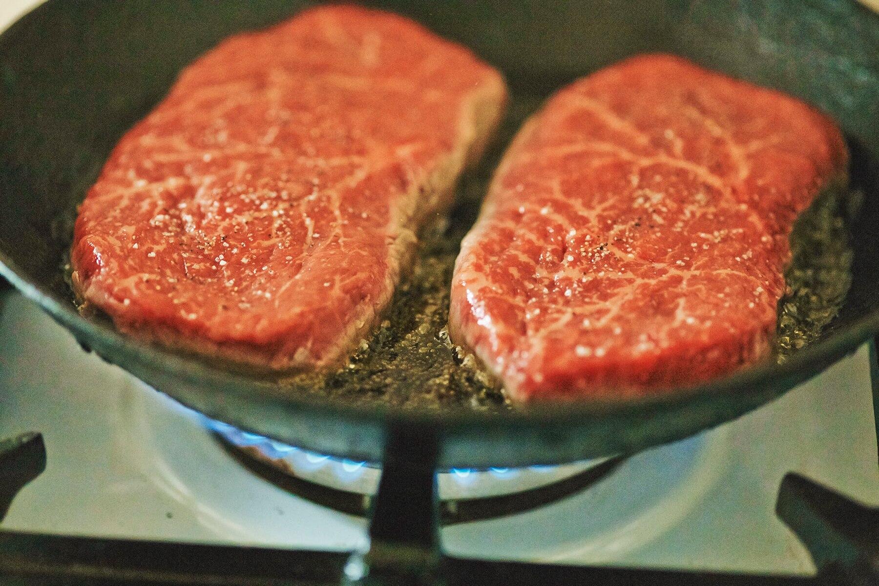 塩と黒胡椒をふる