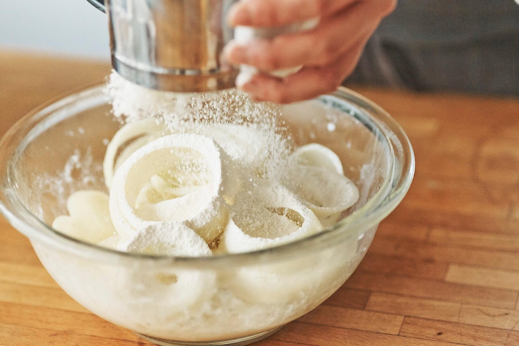 小麦粉をふるう