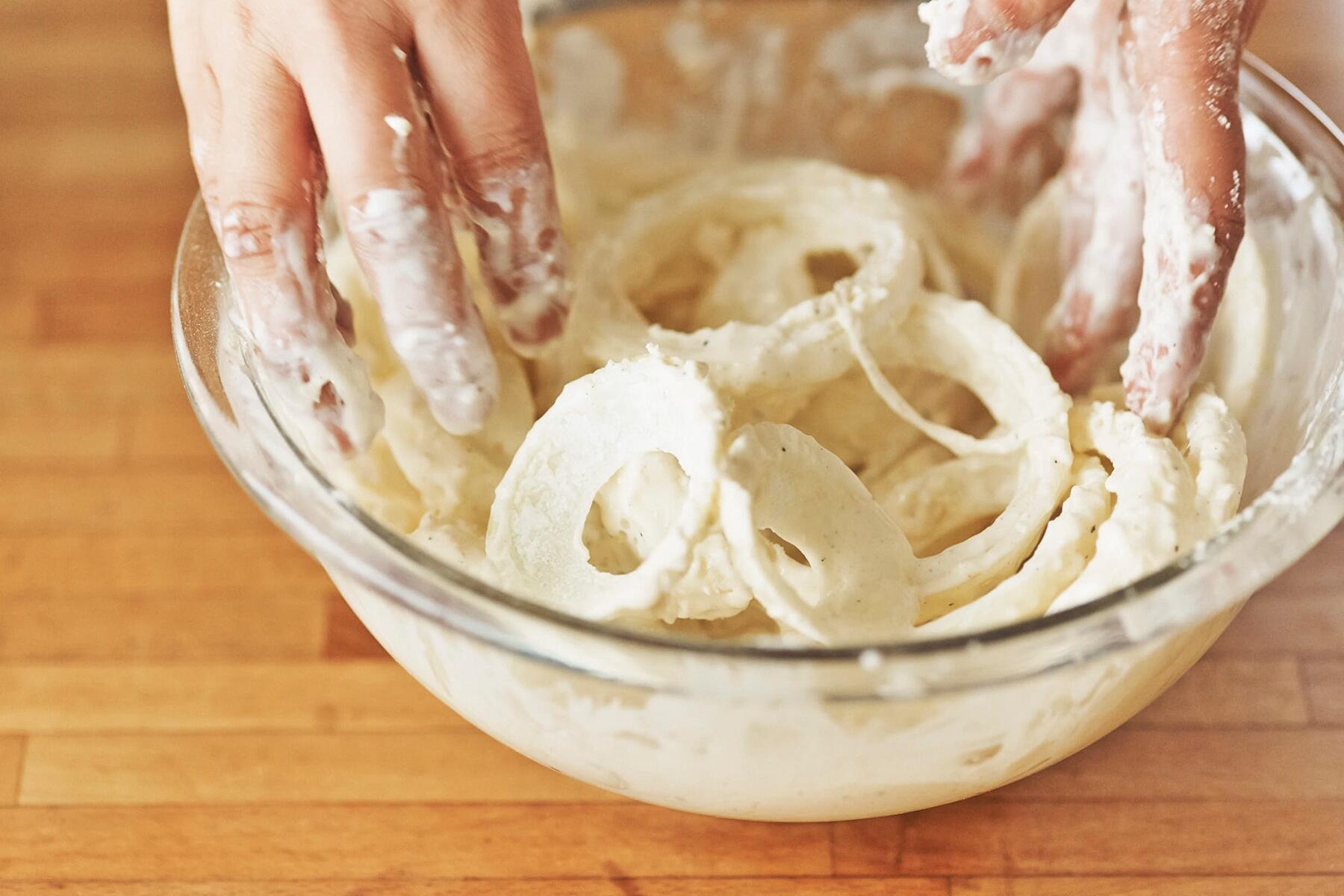 小麦粉をふるう