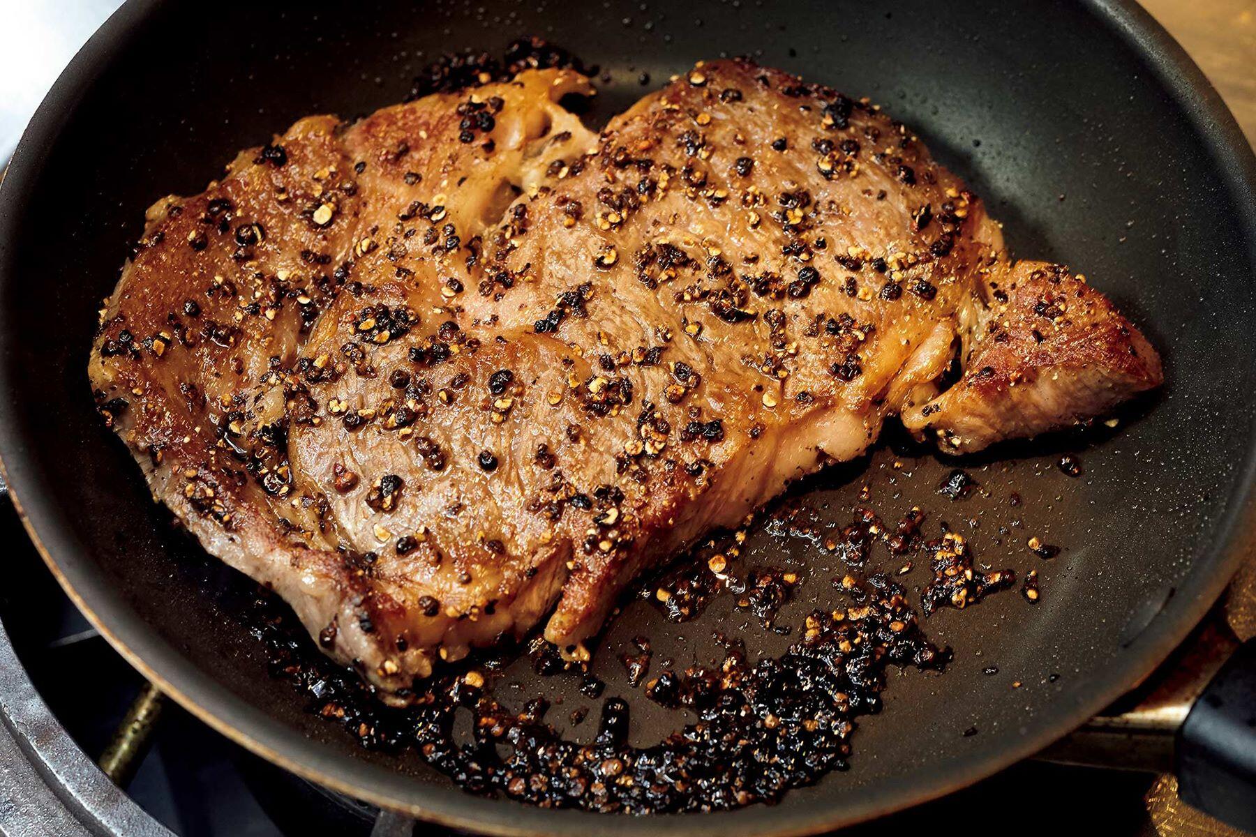 「ル・マンジュ・トゥー」谷 昇シェフの“黒胡椒のステーキ”