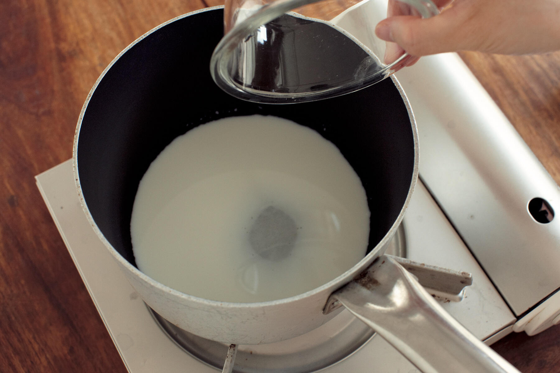 グラニュー糖を加える