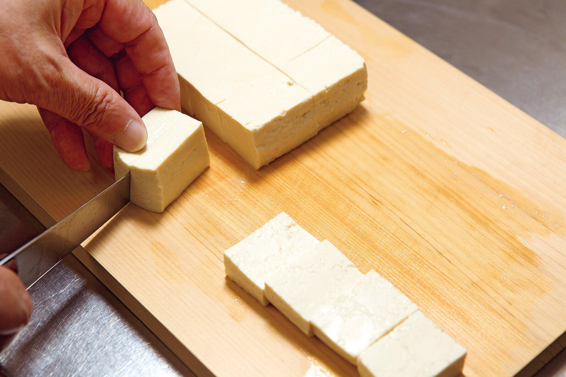 豆腐を切る