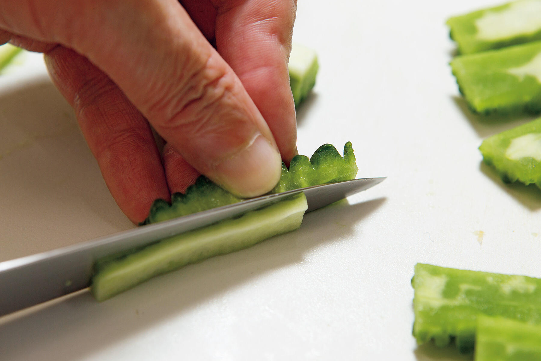 ゴーヤーを切る