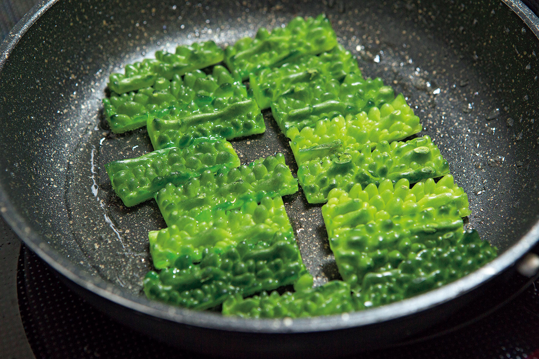 ゴーヤーを炒める