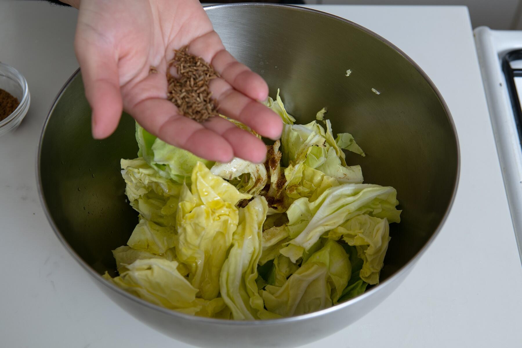 ボウルに入れ、クミンを入れる