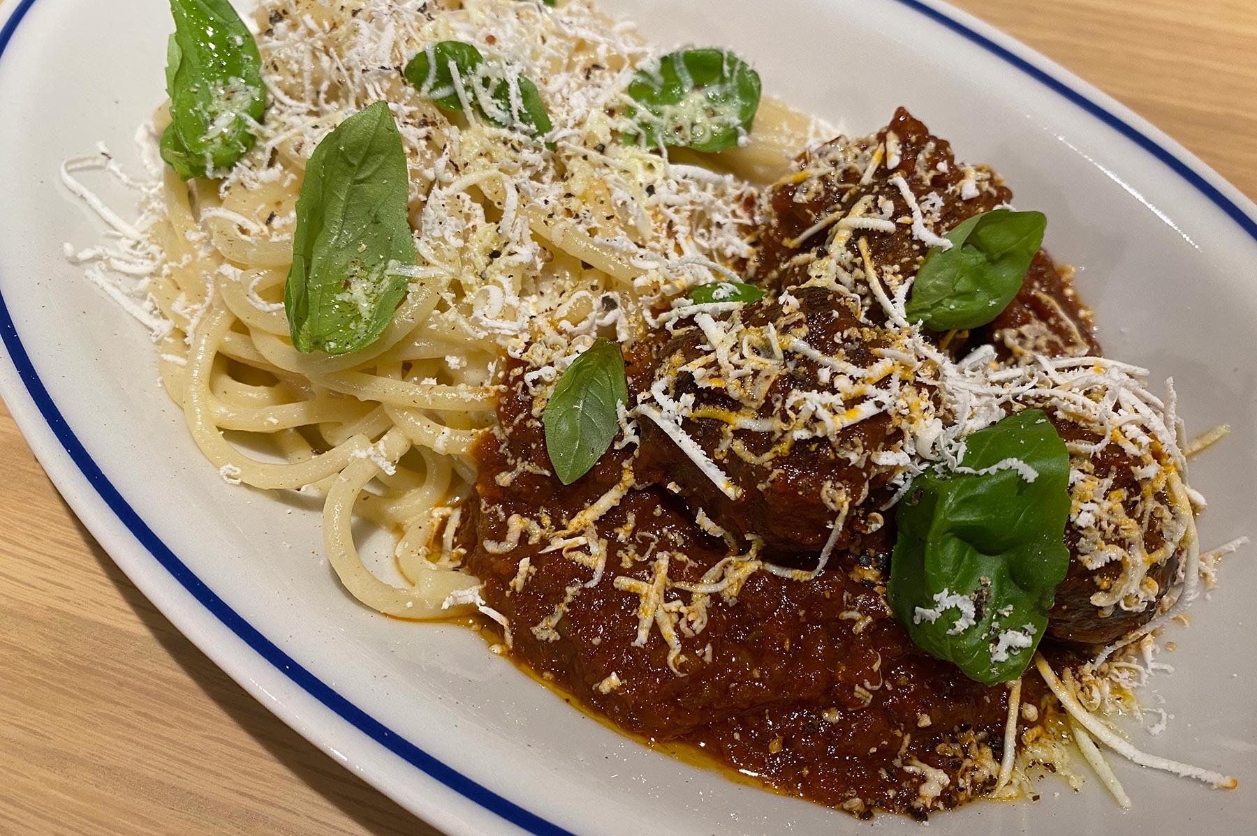 熟成肉入りミートボールのトマトソースとブッラータチーズのスパゲッティ