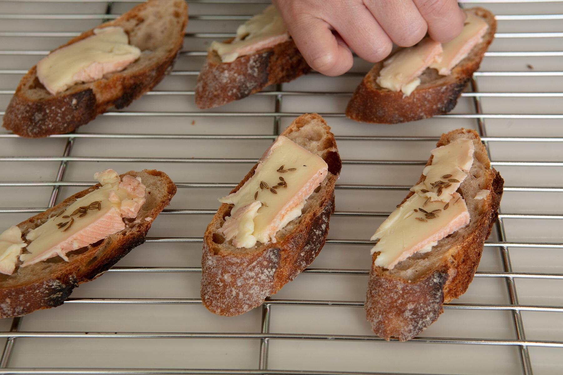 バゲットにチーズをのせる