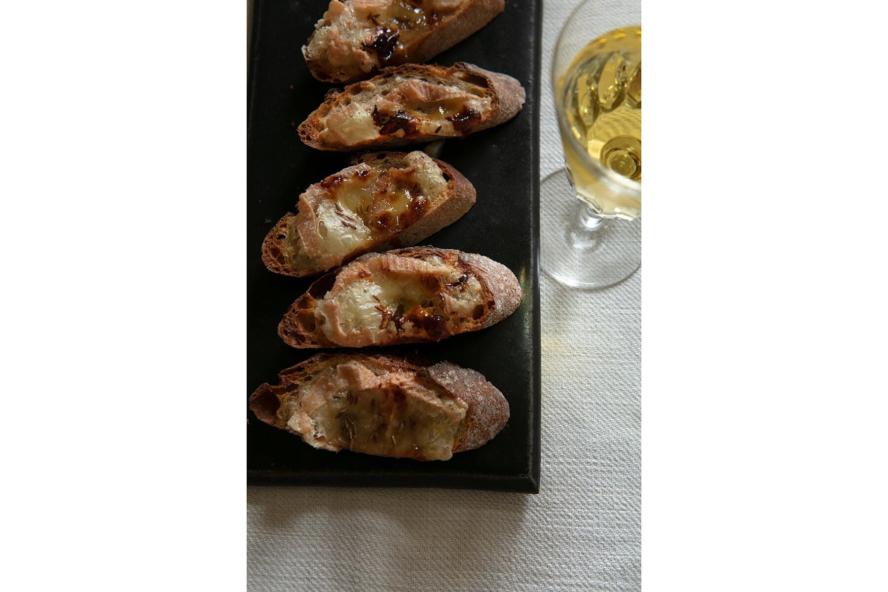 はちみつクミンのチーズトースト