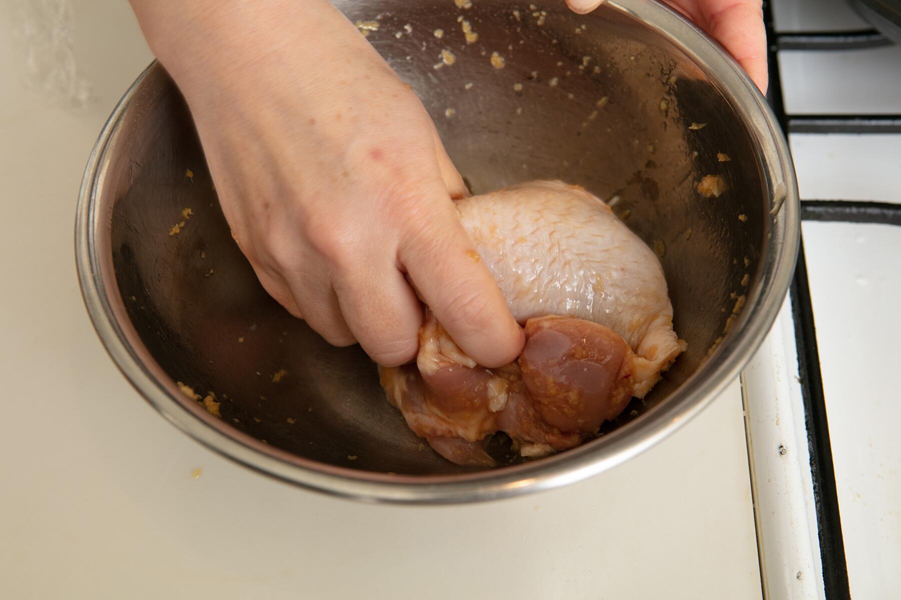 鶏肉に下味をつける