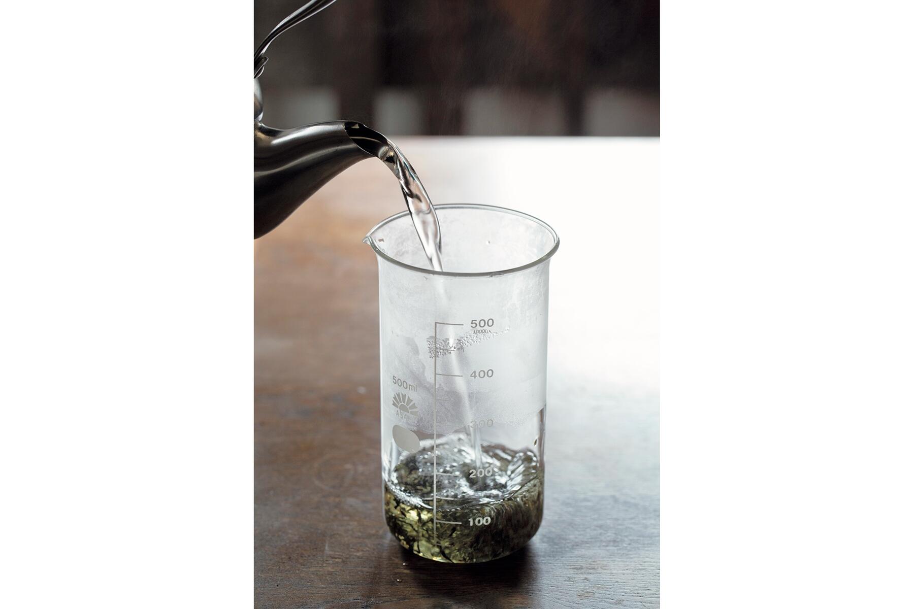 少量の湯で茶葉を開く