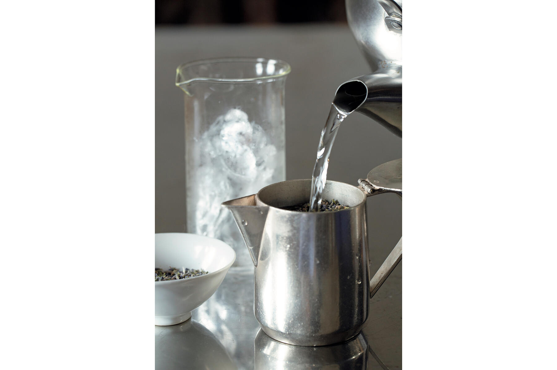 ハーブティーを淹れる