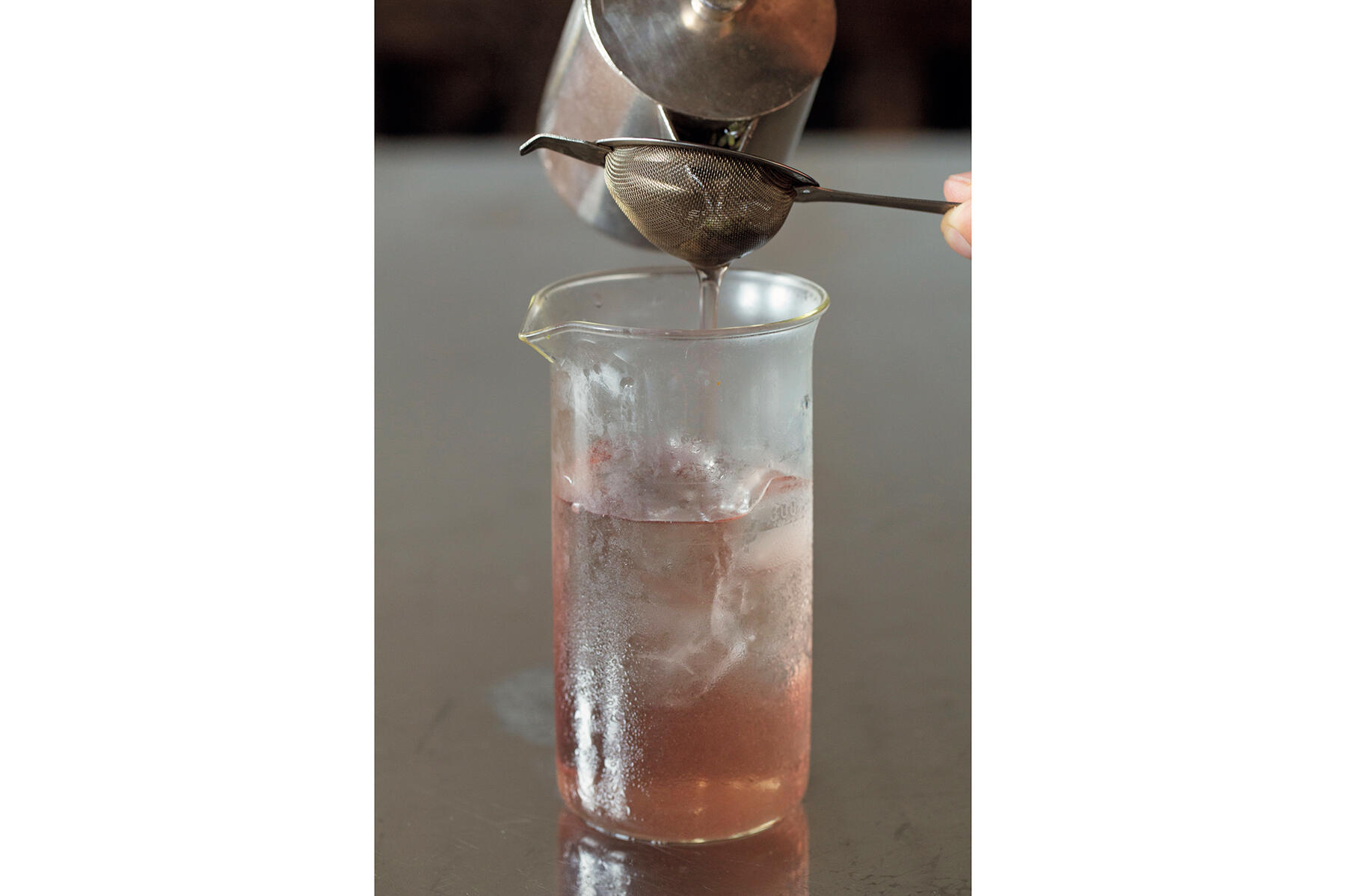 氷に注ぎ入れる