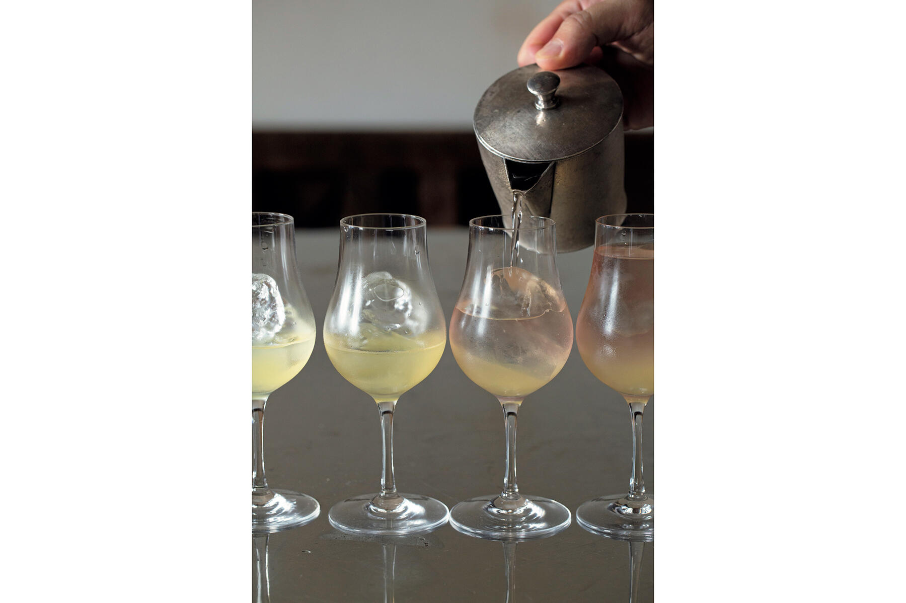 シロップをグラスに入れる