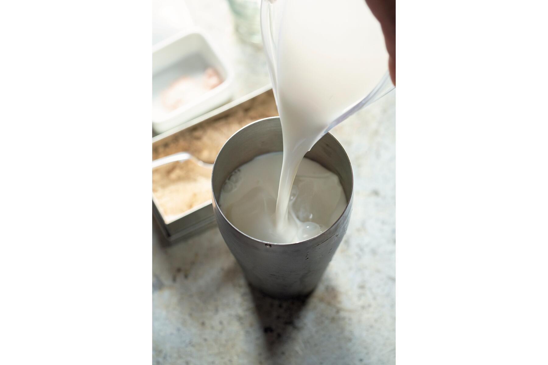 シェイカーに氷と牛乳を入れる