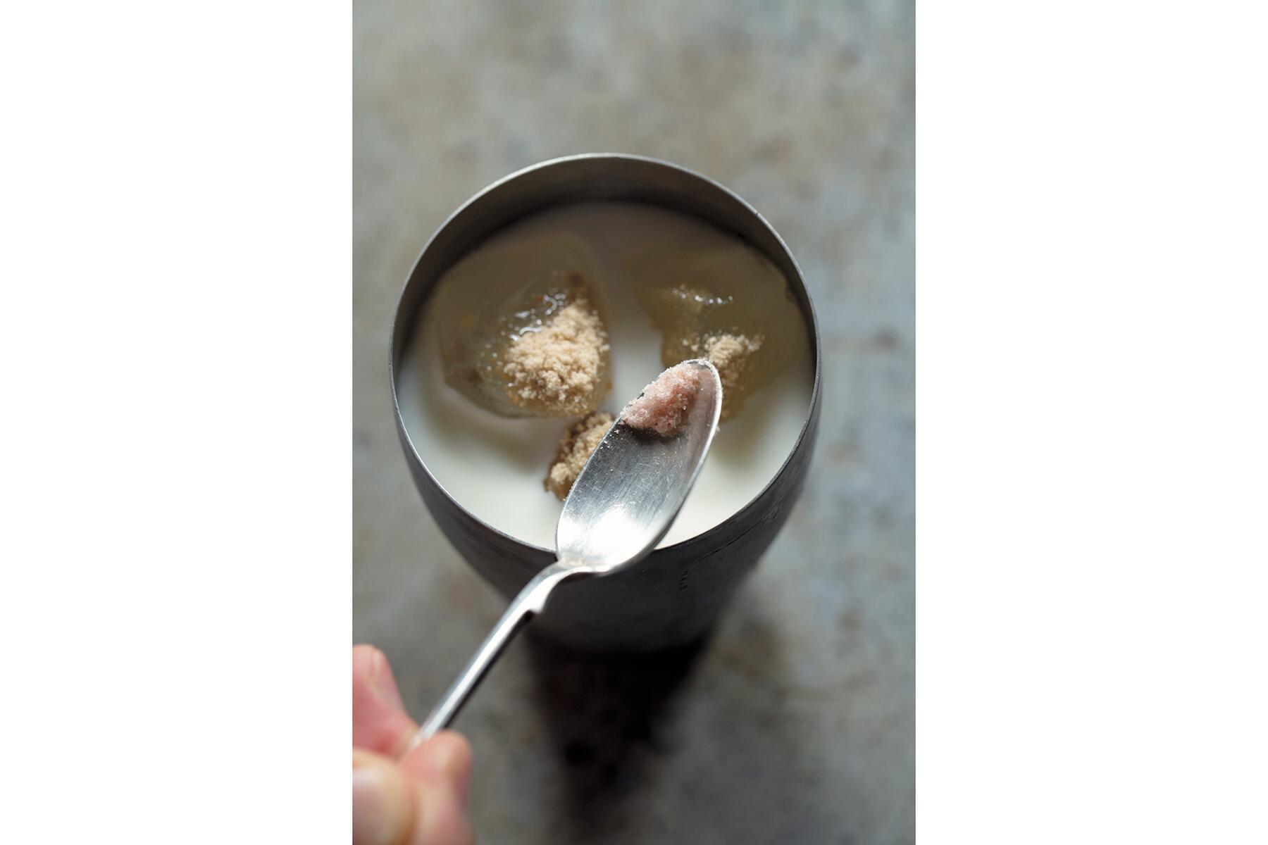 砂糖と塩を入れる