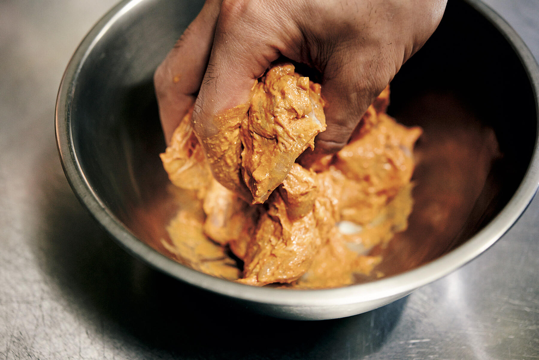 赤のマサラをもみ込む