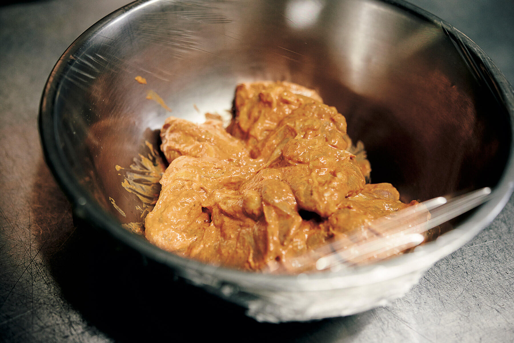 赤のマサラをもみ込む