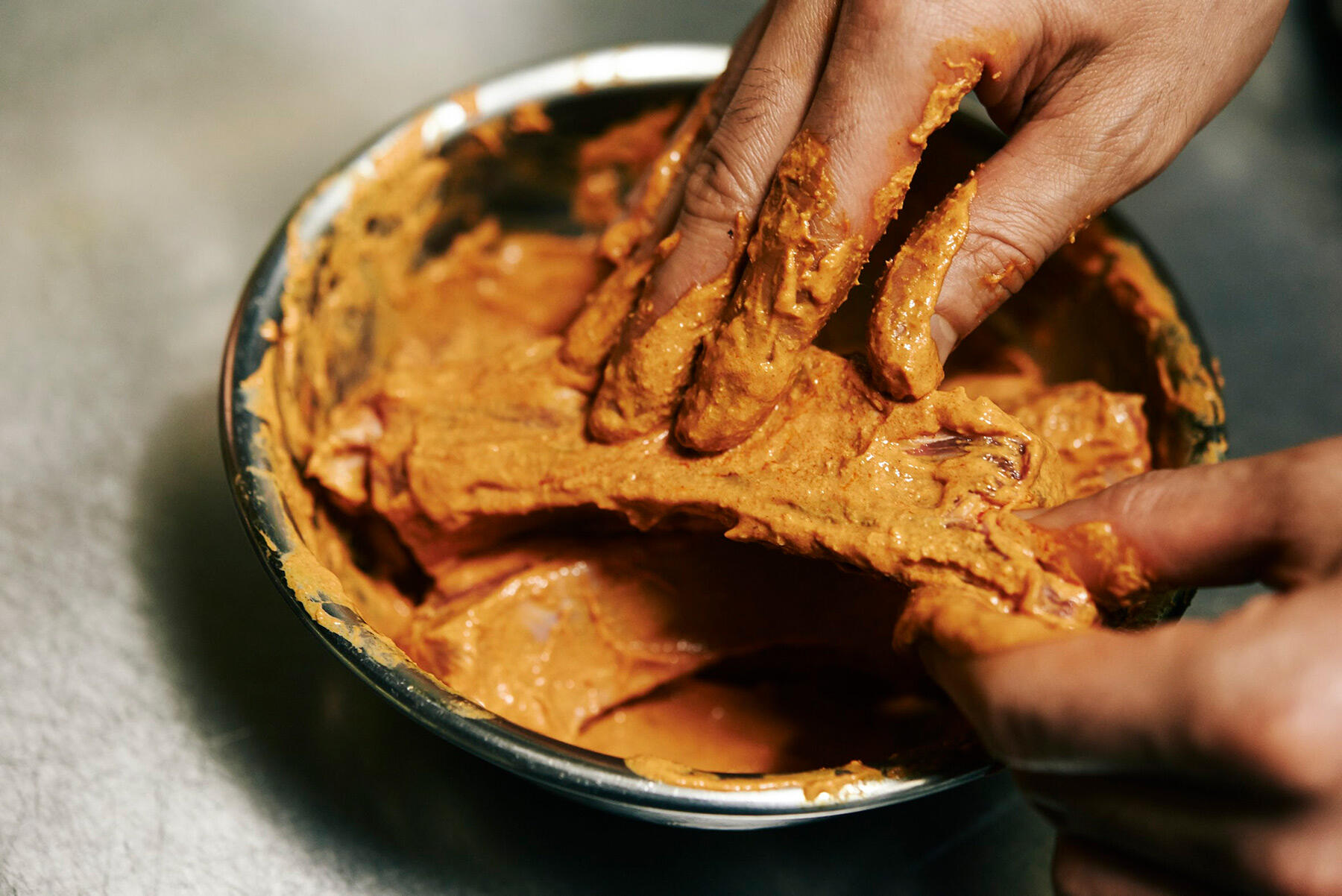 マサラをもみ込む