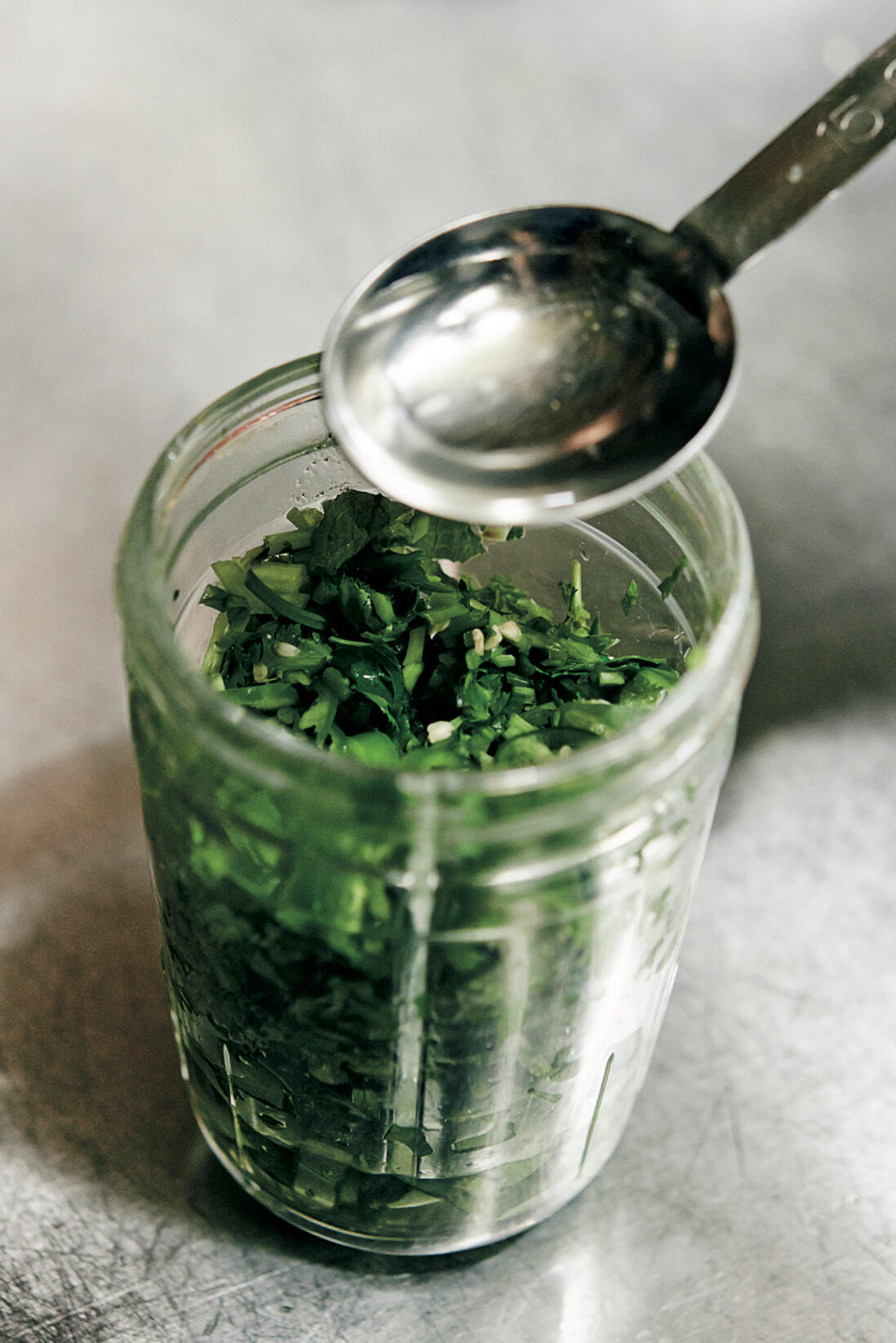 ハーブをペーストにする