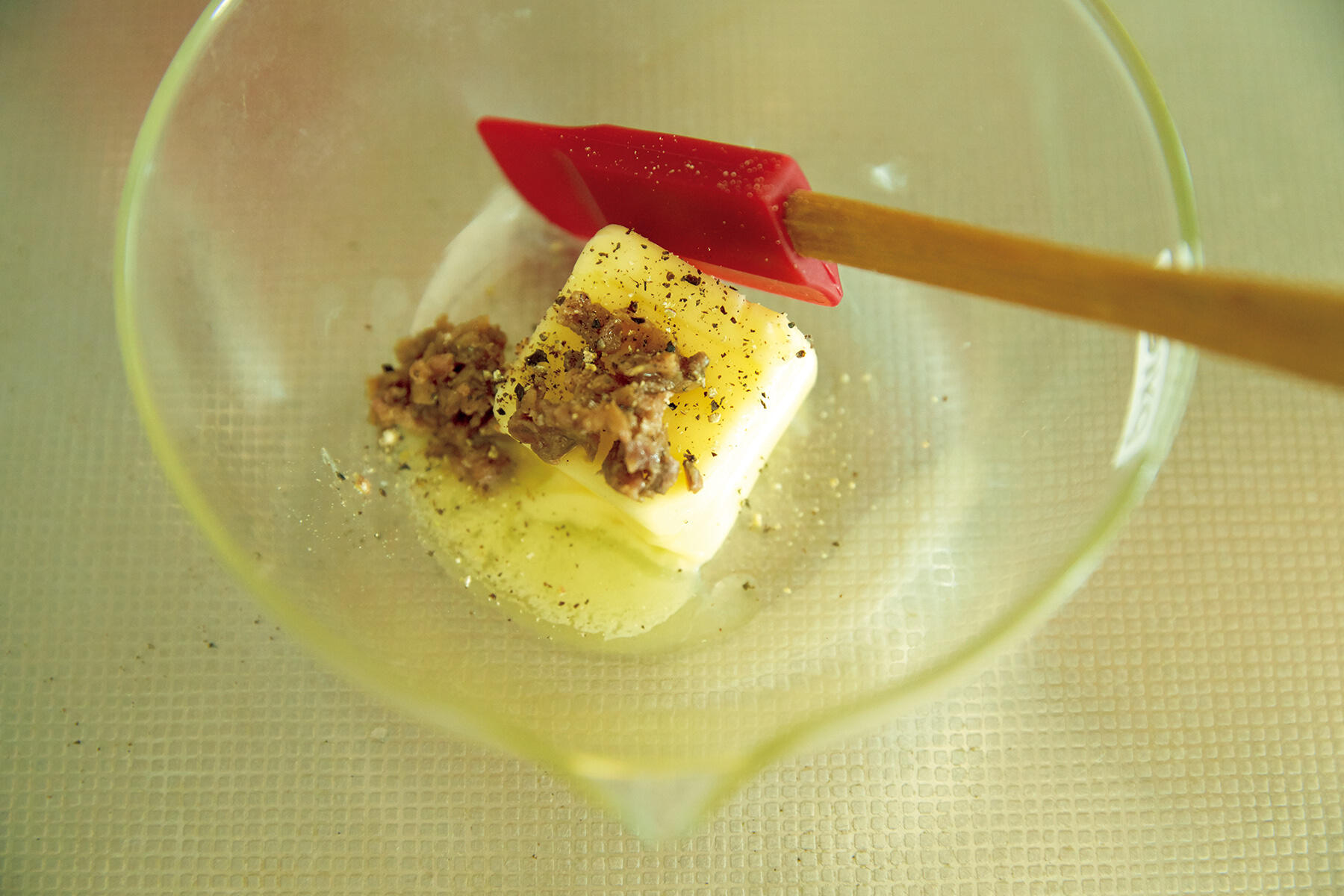 アンチョビバターをつくる