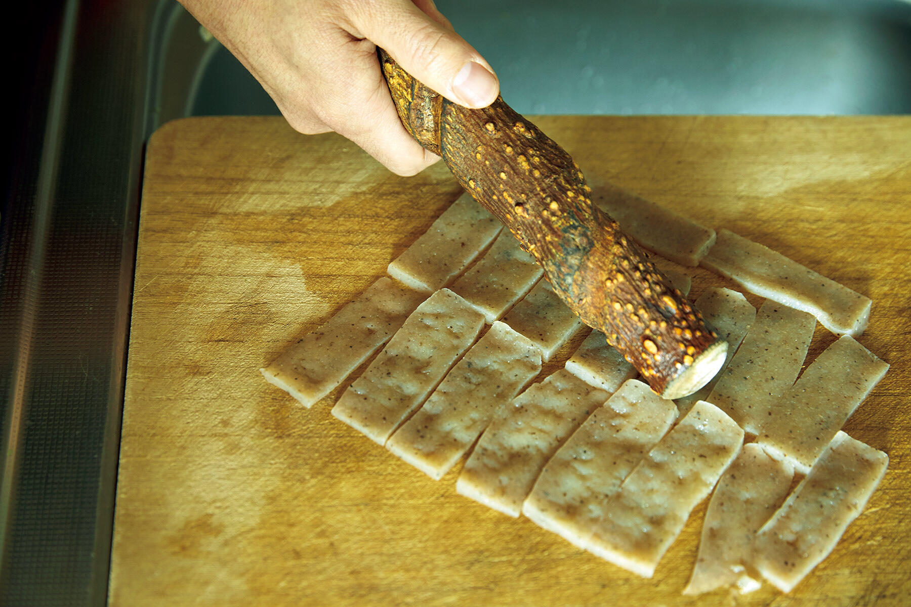 こんにゃくを叩く