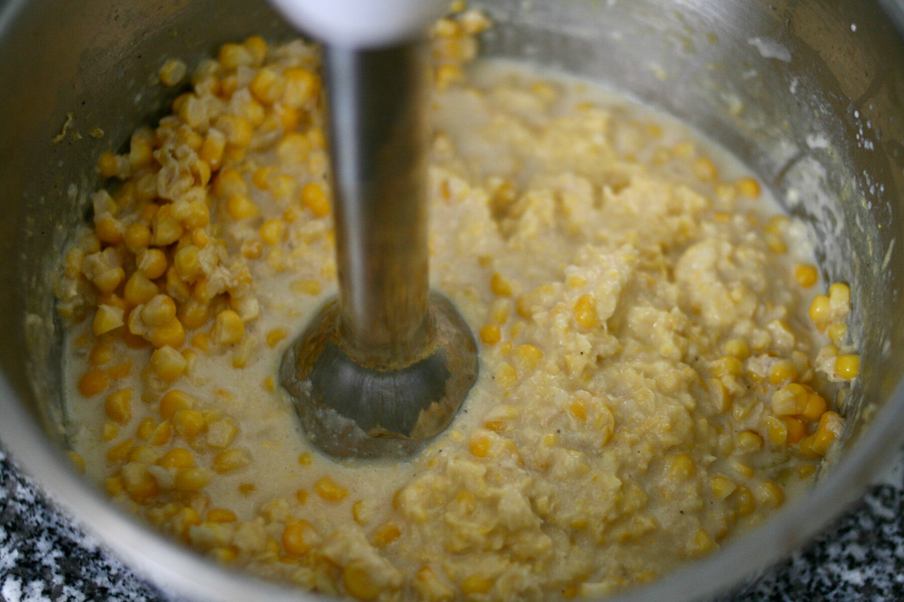 撹拌し、裏ごしする