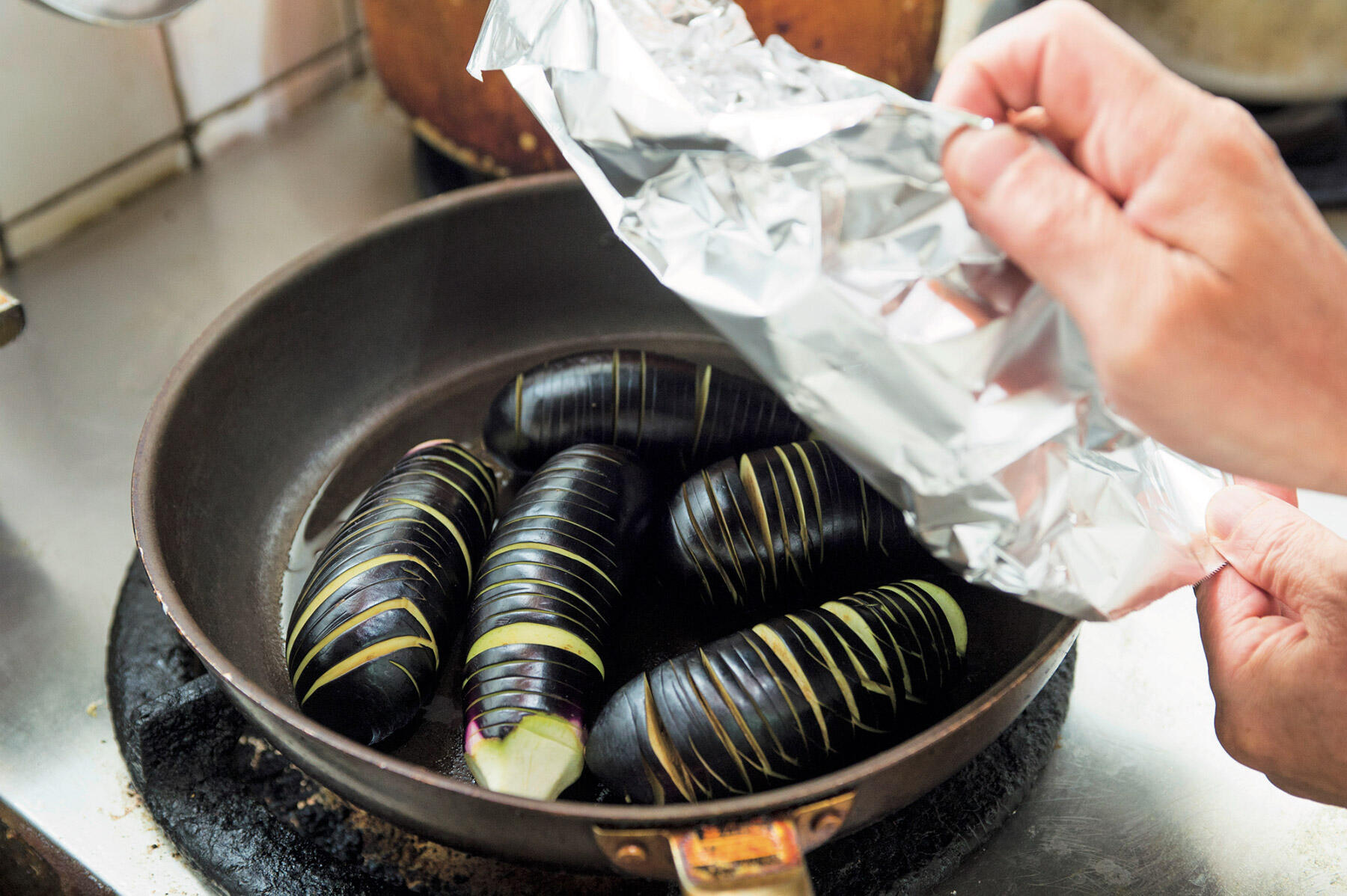 蒸し焼きにする