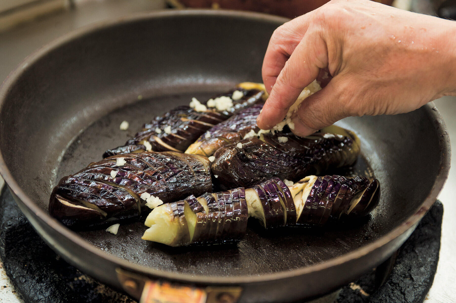 にんにく、醤油を加える
